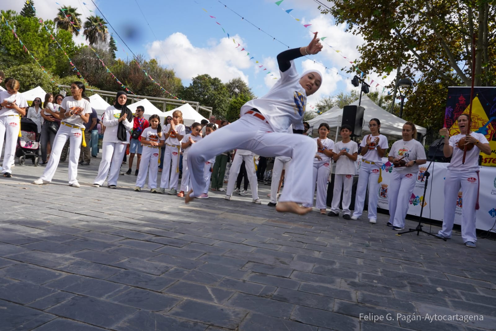 Imagen de archivo de jóvenes bailando capoeira en un evento de Juventud.