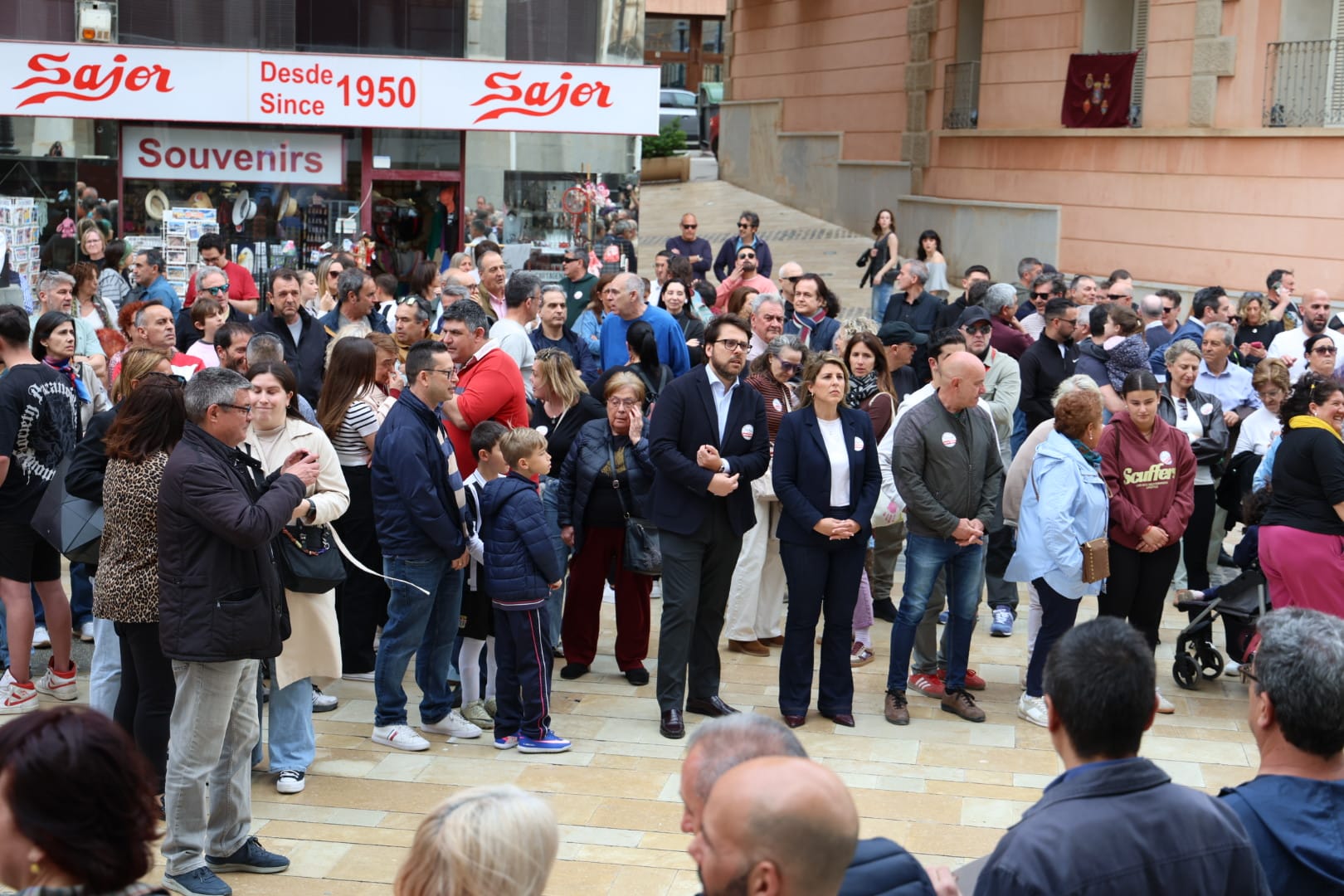 Los trabajadores de SABIC se concentran en la plaza del Ayuntamiento en defensa del empleo y la continuidad de la planta de La Aljorra

