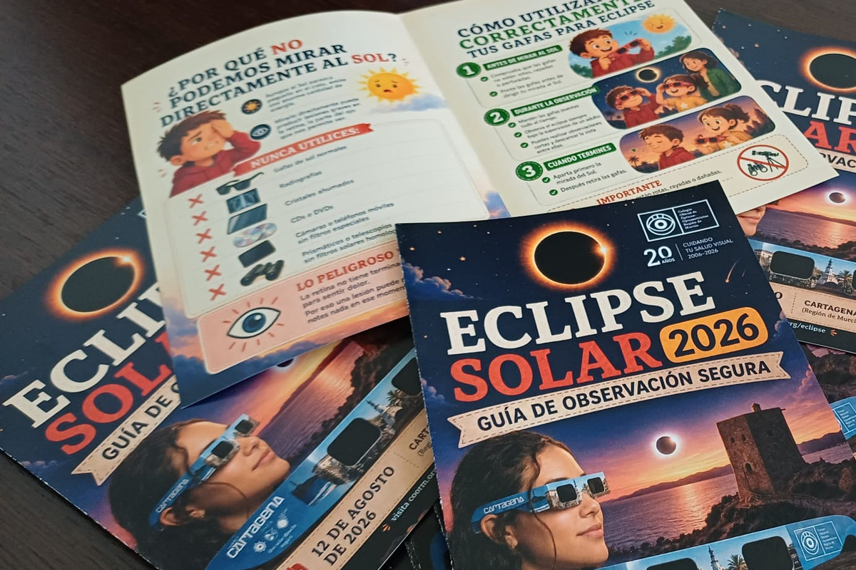 El Ayuntamiento y el Colegio de Ópticos conciencian sobre la observación segura del eclipse solar del 12 de agosto con una jornada informativa en la plaza Icue