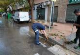 Operarios municipales en Juan Fern�ndez, tras lluvias. 