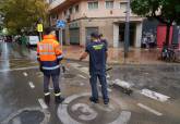 Operarios municipales en Juan Fern�ndez, tras lluvias. 