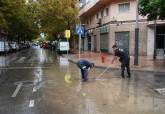 Operarios municipales en Juan Fern�ndez, tras lluvias. 
